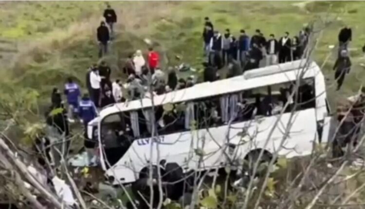 Aksident i rëndë, autobusi që transportonte punëtorë humb kontrollin dhe përmbyset, 4 viktima dhe 9 të plagosur