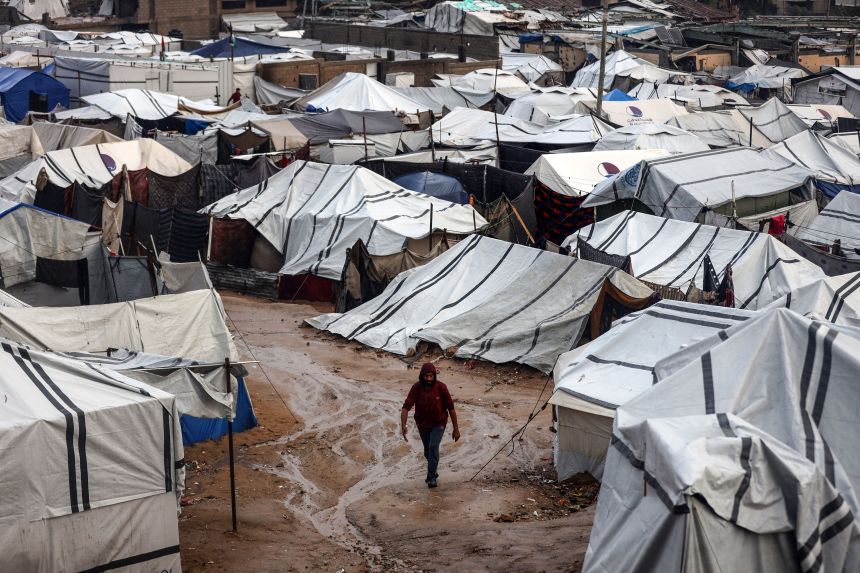 Moti i keq vazhdon në Gaza, përmbyten mijëra tenda të palestinezëve të zhvendosur, ja pamjet (VIDEO)