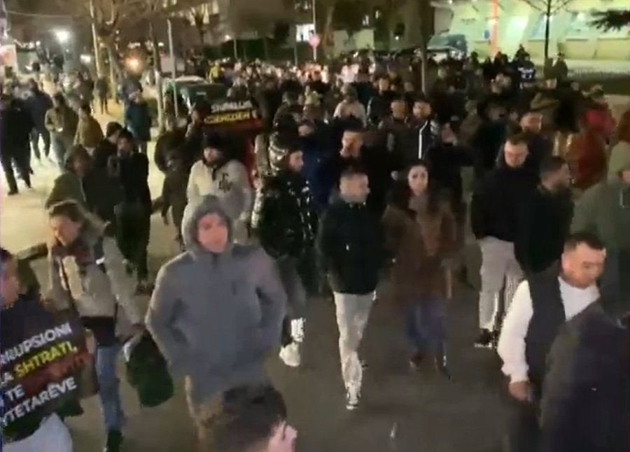 Durrësi nuk mban më! Qytetarët vërshojnë në rrugë, kërkojnë shpalljen e gjendjes së jashtëzakonshme