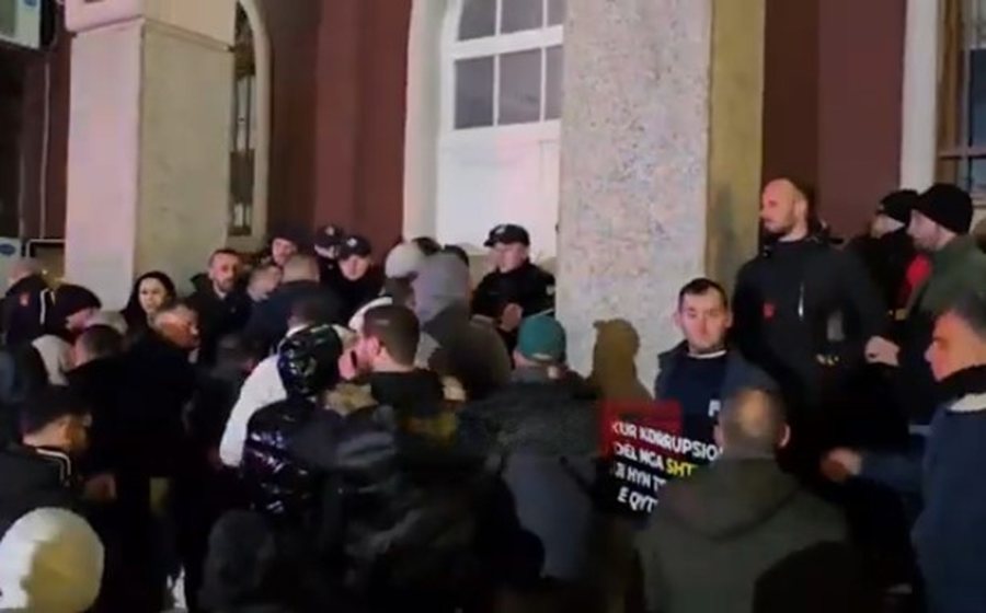 Agravon situata në Durrës, protestuesit dhe dy deputetët e PD tentojnë të futen me forcë në Bashki (VIDEO)