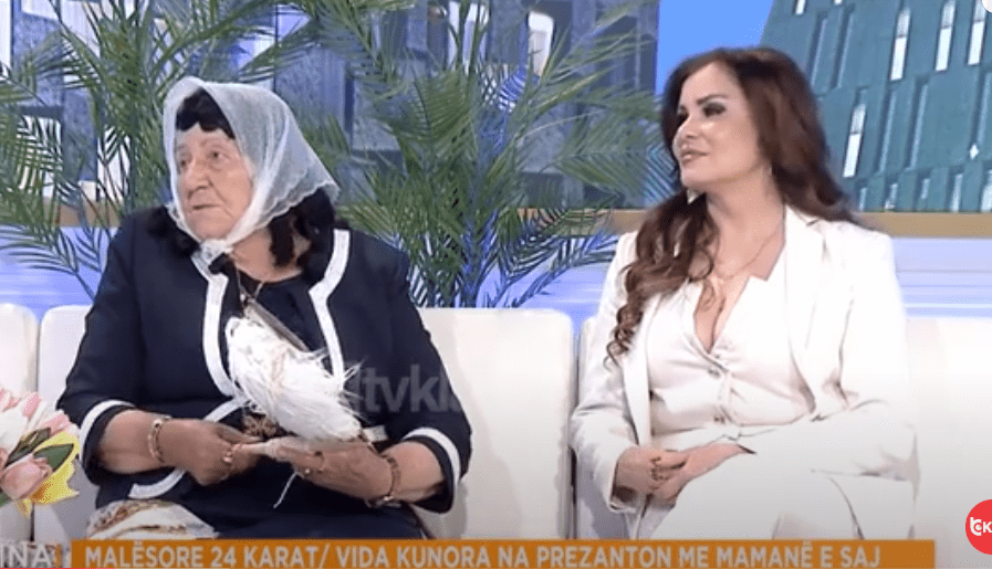 Kengetarja shqiptare SHTANG: Ishim dy motra, u martuam në një familje, njëra mori babain dhe tjetra djalin, tradita jone duhej te (VIDEO)