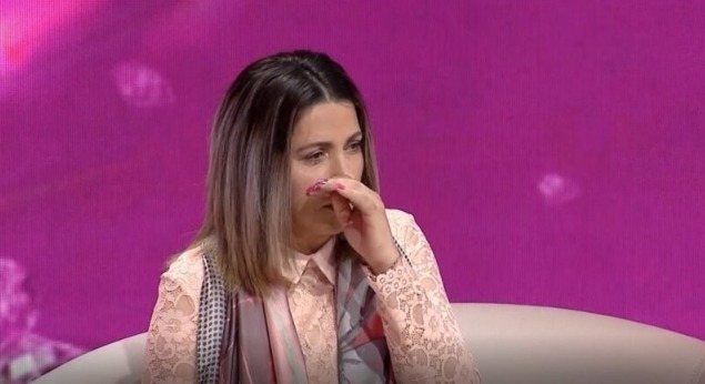 “Mami më vdiq, vëllai më shtriu në tokë dhe më tërhiqte zv*rrë”: Vilma perlot: Kam parë burrin duke më tradhëtuar dhe…