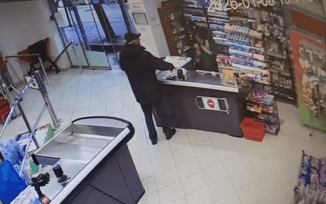 E frikshme/ “Kapërcen banakun dhe i drejton thikën kasieres”, Grabitet MARKETI i njohur në Tiranë (VIDEO)