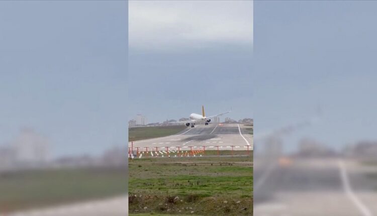 Avioni anulon uljen në aeroportin e Stambollit për shkak të stuhisë së fortë (VIDEO)