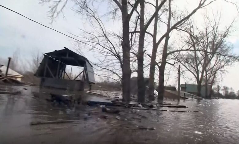 Evakuohet të gjithë personat e disa vendeve në Maqedoni, lumenjtë dalin nga shtrati në fshatra, fermat përmbyten (VIDEO)