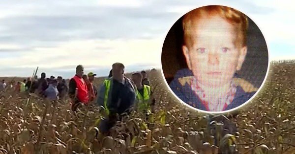 Djali 3-vjeçar u zhduk në një fushë të madhe me misër.. Pas 20 orësh kërkimi, i huaji sheh një këmbë dhe…!