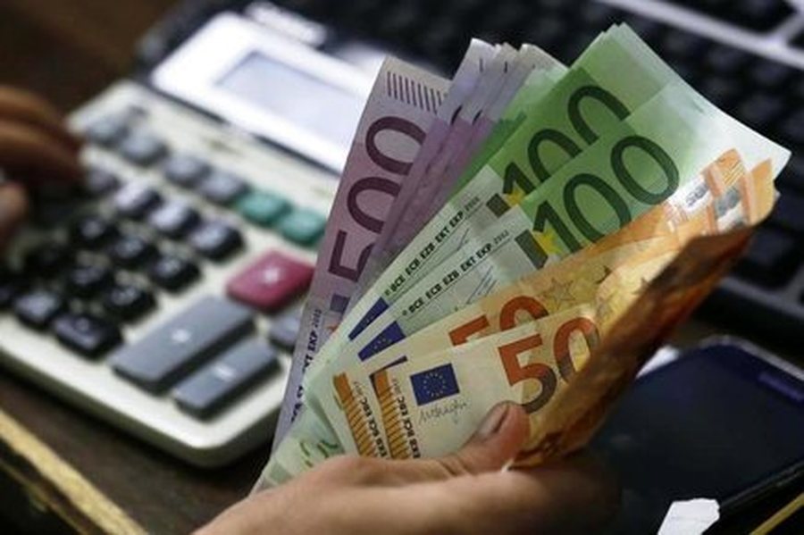 Euro në pikiatë, mësoni me sa shiten e blihen monedhat e huaja sot
