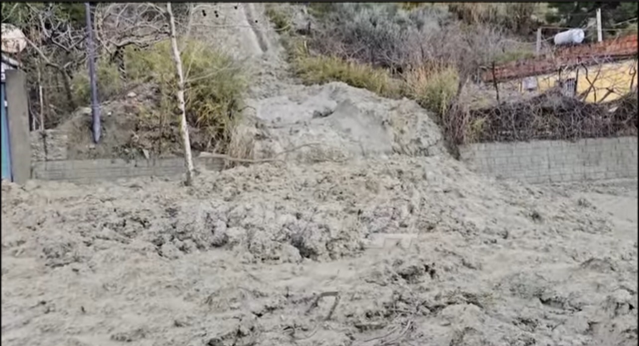 Pamje dramatike nga Durrësi, qyteti bregdetar sërish nën ujë, lagje të tëra mbulohen nga balta (VIDEO)