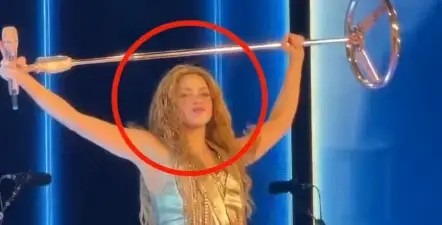 Shakira pëson incident, Ja momenti kur përdredh kyçin e dorës dhe rrëzohet në koncert (VIDEO)
