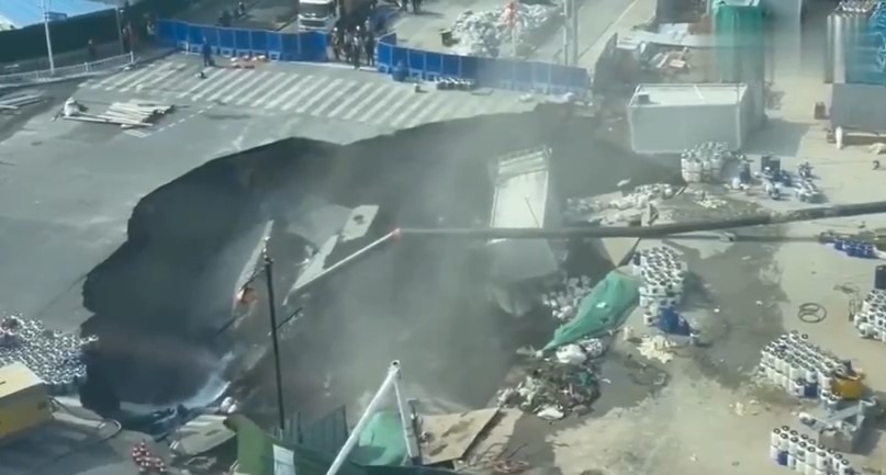 PAMJE DRAMATIKE: Gropa gjigande hapet papritur dhe ‘gëlltit’ një pjesë të rrugës (VIDEO)