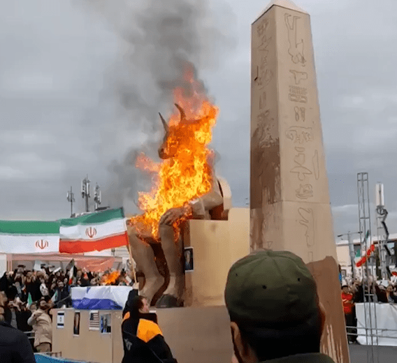 “Vdekje Izraelit”: Iranianët djegin statujën e Baal-it dhe yllin e Davidit (VIDEO)
