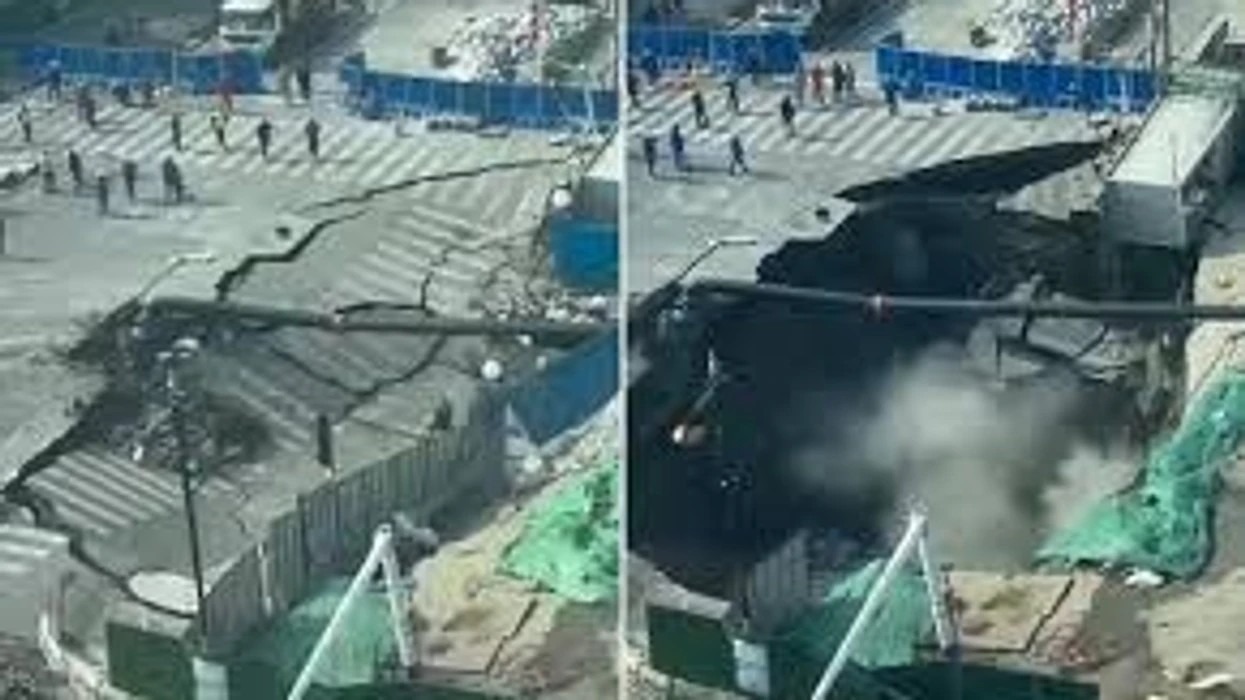 Moment rrëqethës, Ja pamejt kur një rrugë përpihet nga një gropë gjigante që hapet befasisht (VIDEO)