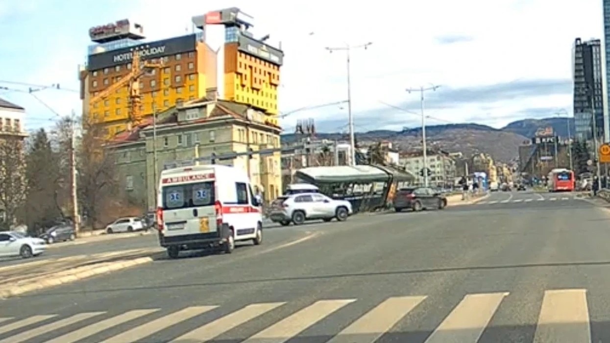 Ja pamjet e momentit kur tramvaji doli nga shinat dhe shkaktoi aksident në Sarajevë..(VIDEO)