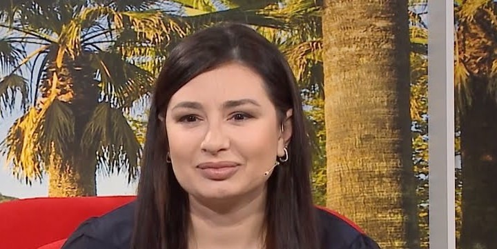 Moderatorja preket nga fjalët e telefonuesës: Kam 6 fëmijë, nuk fle dot me burrin se ai…