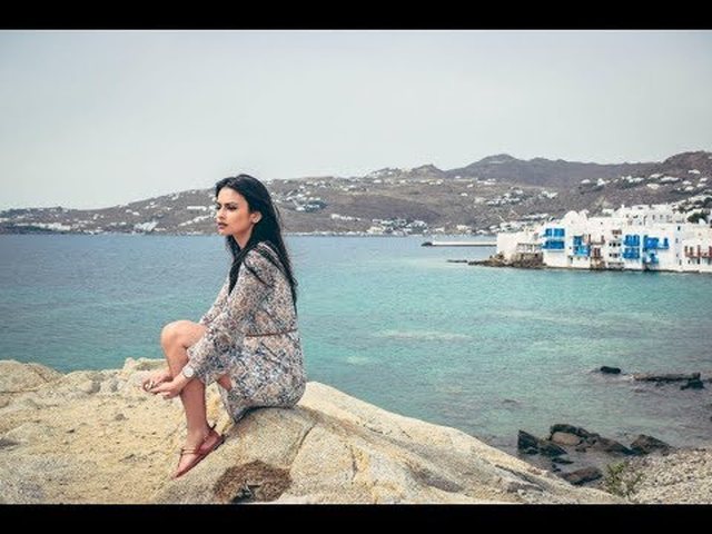 “Si i bëra 30 000 euro për tre muaj në plazh në Mykonos”, rrëfehet studentja bukuroshe..!