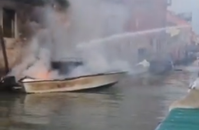 Ja pamjet nga momenti kur shpërtheu varka në Venecia, e pëson pronari i mjetit lundrues (VIDEO)