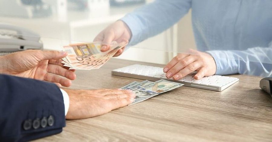 Monedhat e huaja në rënie, mësoni me sa shiten dhe blihen euro dhe paundi sot