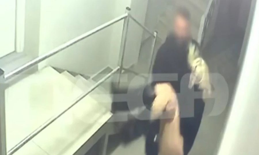 Vdekja e 19-vjeçares në Greqi, publikohen pamjet kur e reja nxirret pa ndjenja nga hoteli (VIDEO)