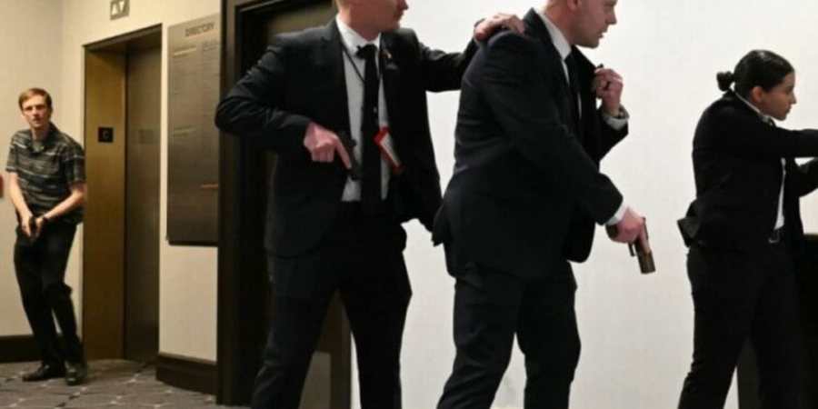 Dalin pamjet, momenti kur autori i sulmit në darkën e Trump i shpëton sigurisë dhe futet në sallë..!(VIDEO)