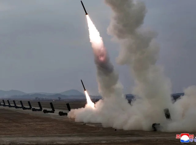 Çfarë po ndodh!! Koreja e Veriut teston përsëri raketa strategjike, Kim Jong Un ndjek nga afër provat