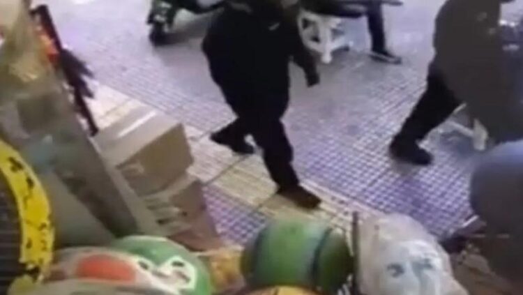 Greqi/ Të veshur me të zeza dhe kapele në kokë, momenti kur dy shqiptarët i afrohen biznesit të pakistanezit që e plagosen