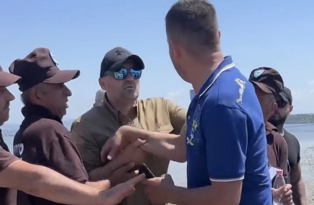 PAMJE TË RËNDA NGA ZVËRNECI? Videoja që Po Qarkullon Pretendon se Punonjësi i Sigurisë Godet me Grusht Protestuesin (Video)