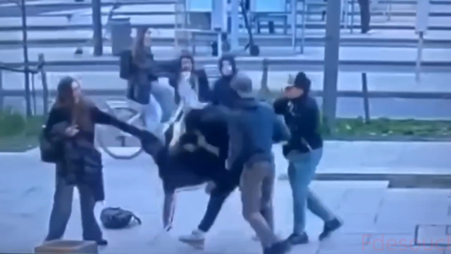 Pamjet tronditëse nga Belgjika, mbrojti vajzën që po ngacmohej, i riu dhunohet brutalisht nga një grup djemsh