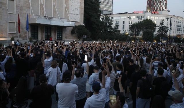 Shikoni PAMJET/ Ngjarja në Zvërnec, më në fund populli “çohet në këmbë” në Tiranë…