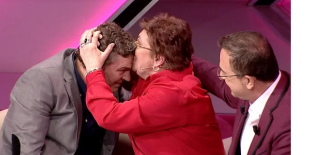 Këngëtari shqiptar qenka i biresuar, Ardit Gjebrea shpërthen në lot kur mëson nënën e vërtet (VIDEO)