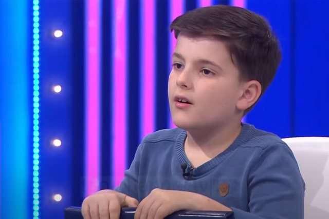 Flet 4 gjuhë të huaja dhe ka lexuar 100 libra, njihuni me gjeniun e vogël shqiptar me autizëm