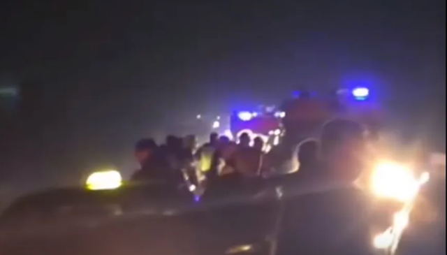19 vjeçari i dehur bën kërdinë me makinë. Në fund përplaset me shtyllën