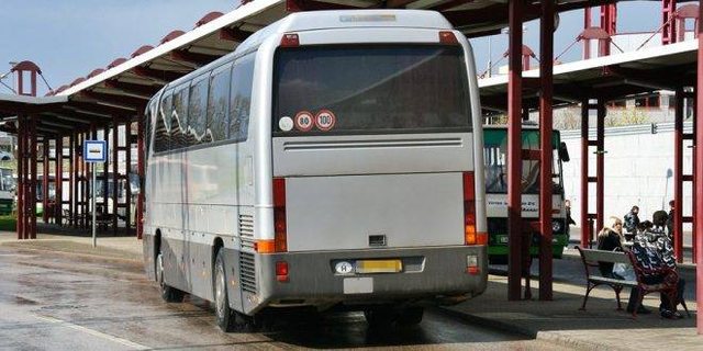 Po udhëtonte drejt Greqisë, 24-vjeçarja shqiptare sh*kon udhëtarët me atë që FSHIHTE në çantë