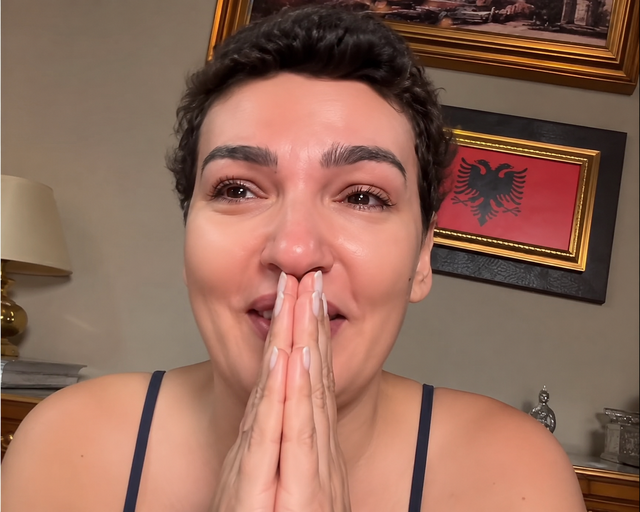 O Allah, faleminderit!” – Momenti emocionues kur Rovena Boshnjaku merr lajmin e shumëpritur pas luftës me Kancerin (VIDEO)