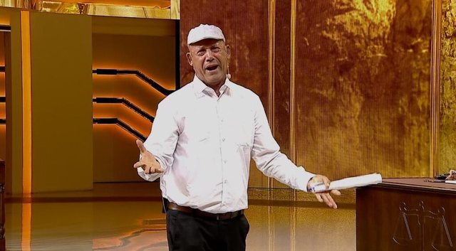 Arturi ne lot tek Ardit Gjebrea! “Kam vr*rë babanë, kam q*** nusen e djalit?!” Damka e turpit e njollos, shpërthen në lot (VIDEO)