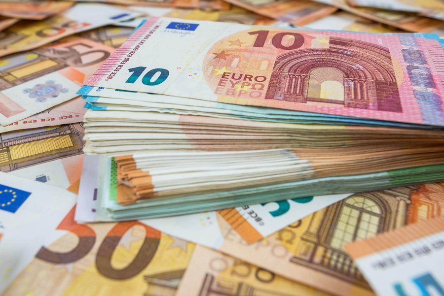 Çfarë po ndodh me euron? Sa shiten dhe blihen monedhat e huaja sot