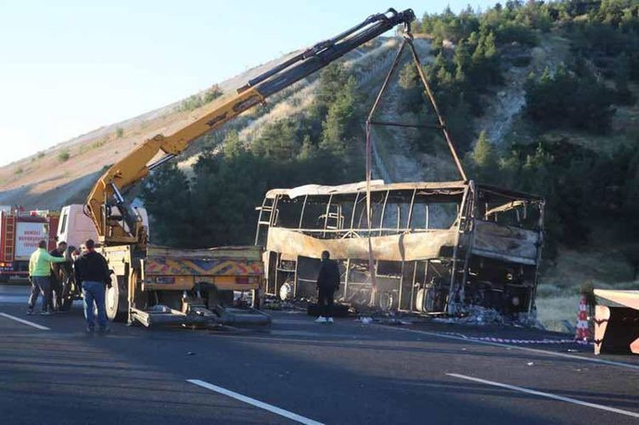 Tragjike/ Autobusi plotë me udhëtar shpërthen në flakë, 8 viktima; mes tyre një foshnjë 9-muajshe..(VIDEO)