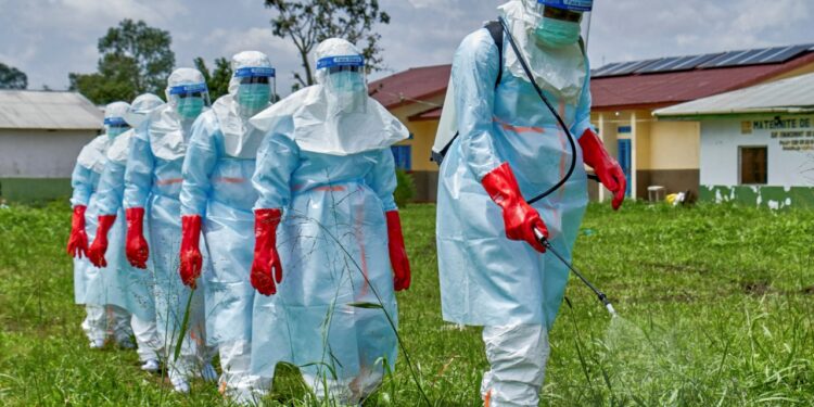 A rrezikon Shqipëria nga Ebola? Ekspertët paralajmërojnë: Virusi mund të shfaqë simptomat deri në 21 ditë pas infektimit