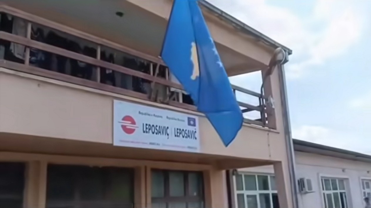 Hiqen mbishkrimet e Serbisë në stacion hekurudhor, vendoset shqip, Republika e Kosovës dhe vendoset flamuri..!(VIDEO)
