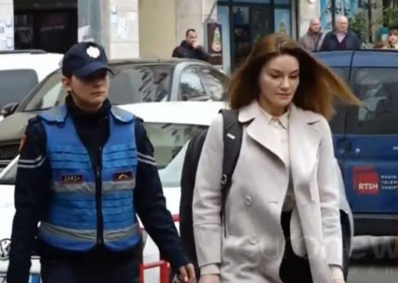 Ajola Xoxa “tradhton” Erion Veliajn. Kapet mat me nje person tjeter shume te njohur, dalin fotot ekskluzive (FOTOT)