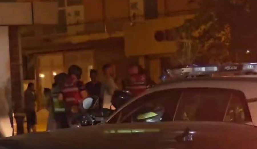 E fundit! Dy gratë kapen për flokësh në mes të qytetit, ndërhyn policia (PAMJE-DETAJE)