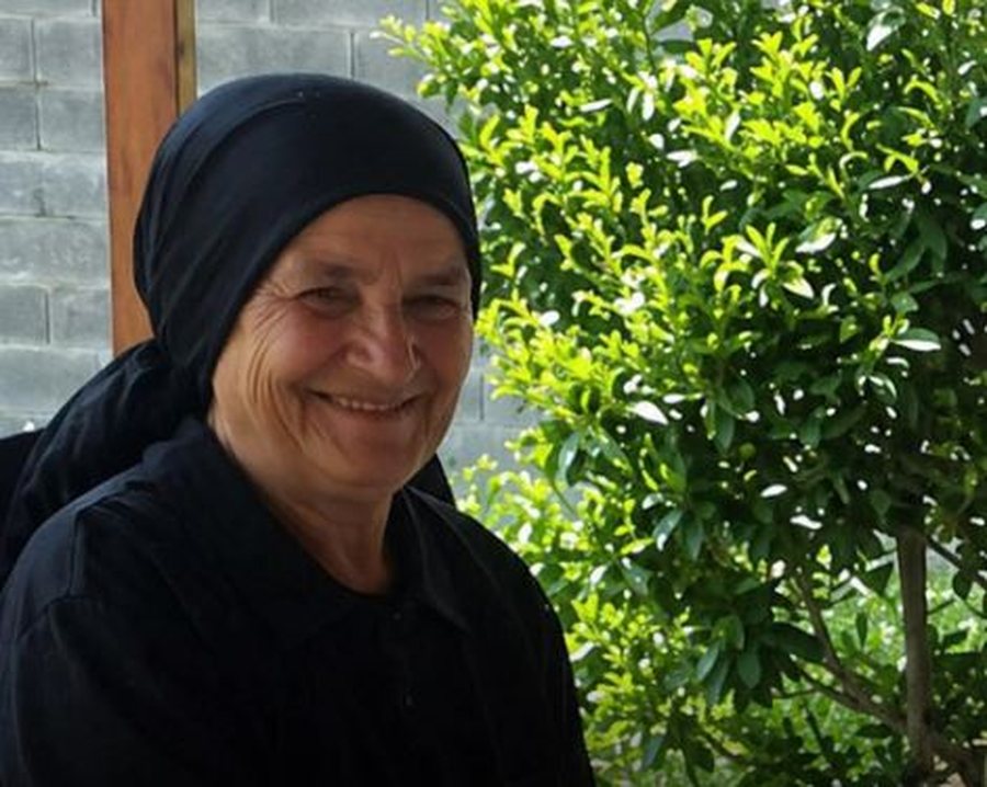 TRONDITËSE! Policia i vuri prangat vajzës për vrasjen e mamasë, familjarët e 85-vjeçares kërkojnë që të hetohen djali dhe nusja e saj: I kanë dhunuar të dyja (DEKLARATA)