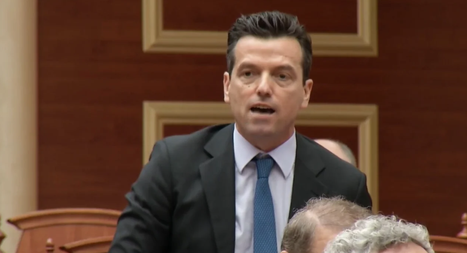 Nis me PËRPLASJE senca në Kuvend! Shehaj pengon Berishën të flasë