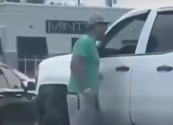 TRAGJIKE! Iu afrua makinës për t’u ankuar në trafik, por u qëllua për vdekje në vend (+18 VIDEO)
