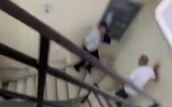 “Do t’i thyej turinjtë”/ Skandal brenda Gjykatës së Tiranës, avokati dhunon qytetarin (Video)