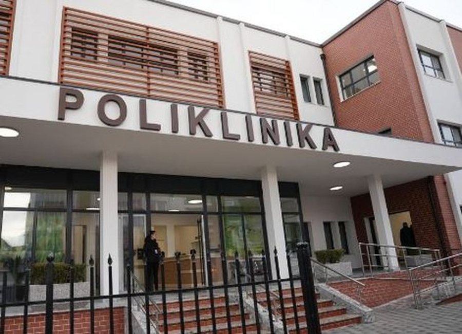 Dalin pamjet e frikshme të plagosjes në Shkodër, si nisi konflikti brenda në Poliklinikë, babë e bir fillojnë të gjuajnë me grushta e thikë (Video)