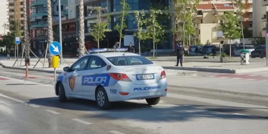 ‘Porche’-i përplas një vajzë te vizat e bardha dhe largohet! Automjeti luksoz u fut me semafor të kuq