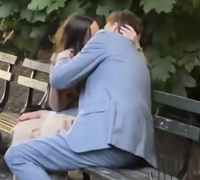 Avokati i njohur kapet “MAT” duke tradhtuar gruan me kolegen në park (VIDEO)