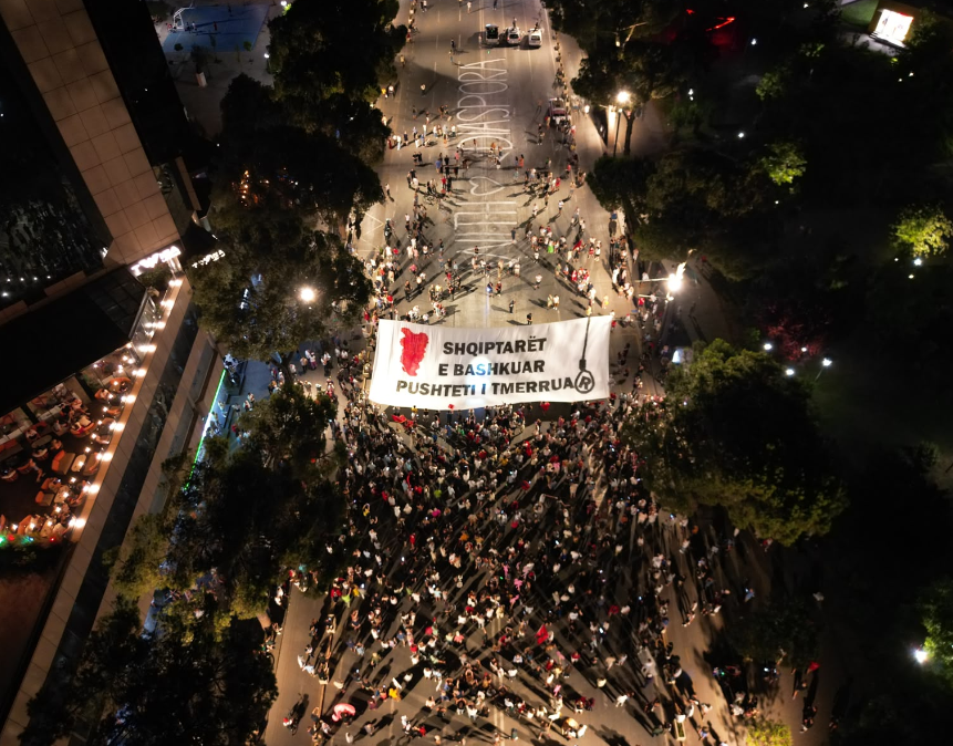 Protestuesit shpalosin banderolën gjigante: “Shqiptarët të bashkuar, pushteti i tmerruar”