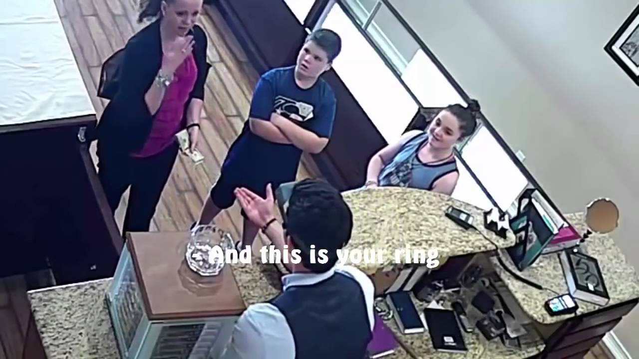 Gruaja shkon të shesë unazën për të mbyllur muajin, por veprimi i shitësit ka mahnitur botën..(VIDEO)